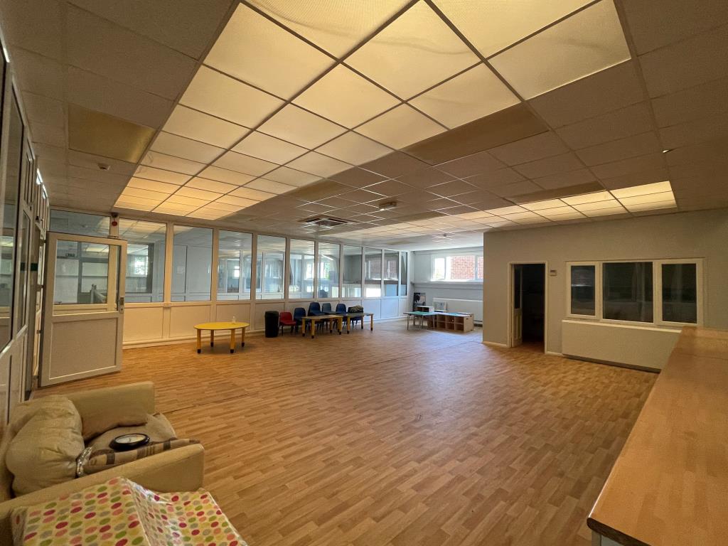 Lot: 121 - VACANT FORMER NURSERY WITH POTENTIAL FOR ALTERNATIVE SCHEME - First floor classroom four with toilets